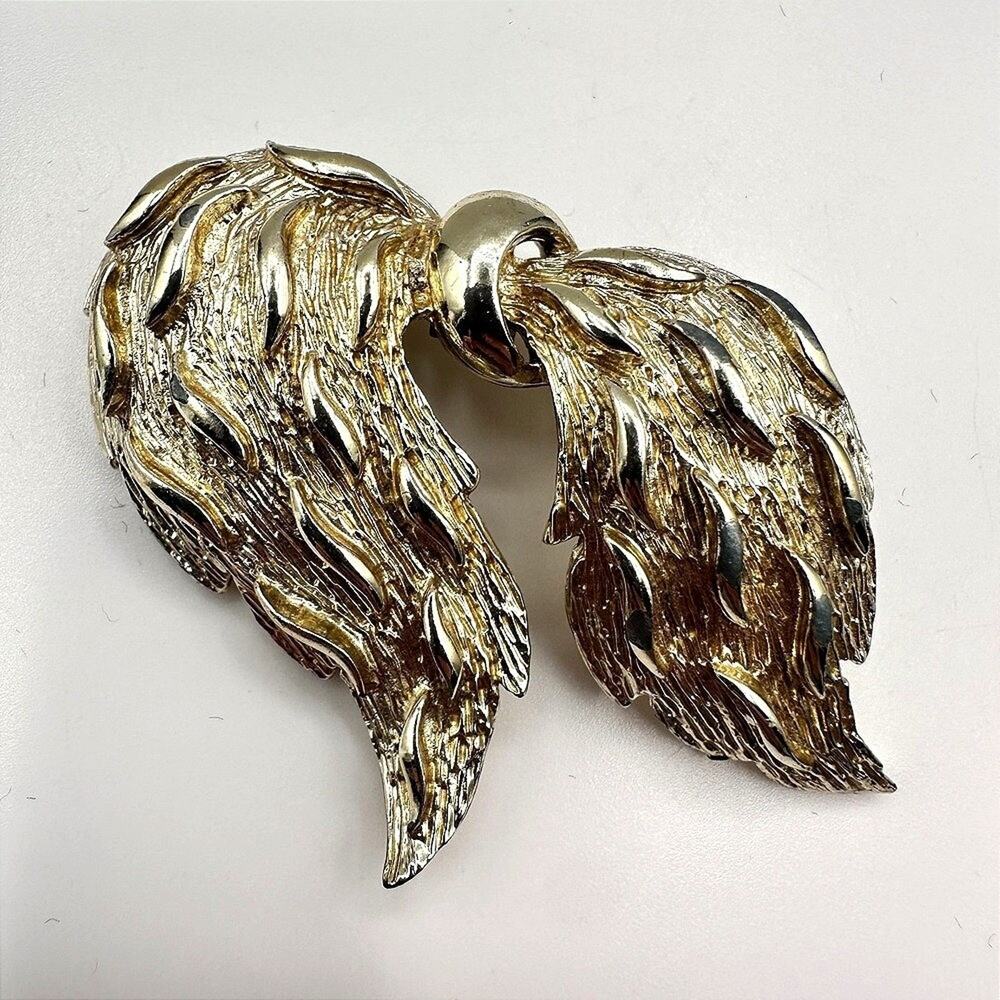 Vintage 80s Gold Tone Textured Feather Wing Brooch Pin Statement Fashion Jewelry